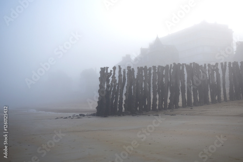 Saint-Malo en hiver, plage du Sillon, brouillard et brise-lames photo