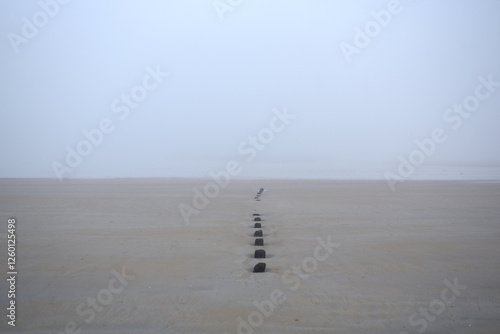 Saint-Malo en hiver, plage du Sillon, brouillard et brise-lames photo