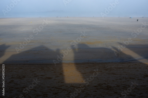 Saint-Malo en hiver, plage du Sillon, ombres photo