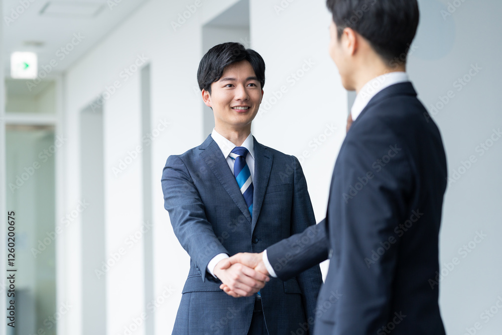 握手をする若いビジネスマン 撮影協力:スカパー東京メディアセンター 握手をする若いビジネスマン 撮影協力:スカパー東京メディアセンター