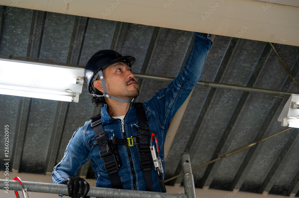 点検をする日本人男性作業員 点検をする日本人男性作業員
