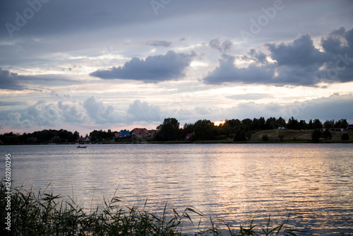Fototapeta Naklejka Na Ścianę i Meble -  Promienie nadziei przebijające przez chmury, piękne niebo, żagle i woda
