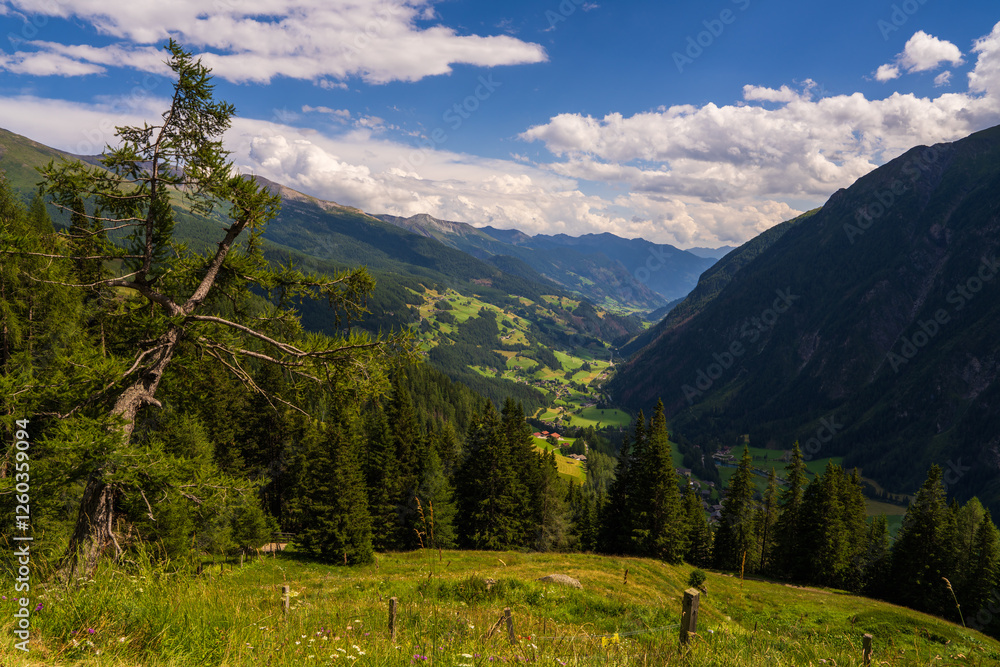 Obraz premium View beautiful village Heiligenblut Austria, located in heart Alps.Surrounded majestic Grossglockner mountain range. combination alpine beauty, tranquility in Hohe Tauern National Park.