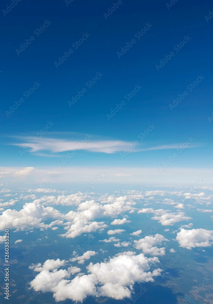 Obraz premium A stunning view of a clear sky with soft clouds, showcasing the vibrant blue hues of the atmosphere.