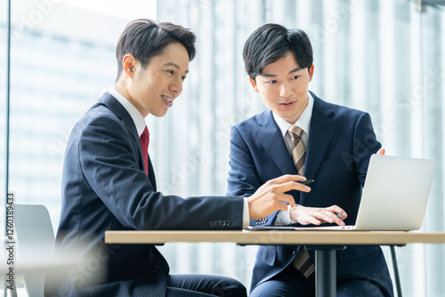Foto オフィスで営業をする若いビジネスマン　撮影協力:スカパー東京メディアセンター