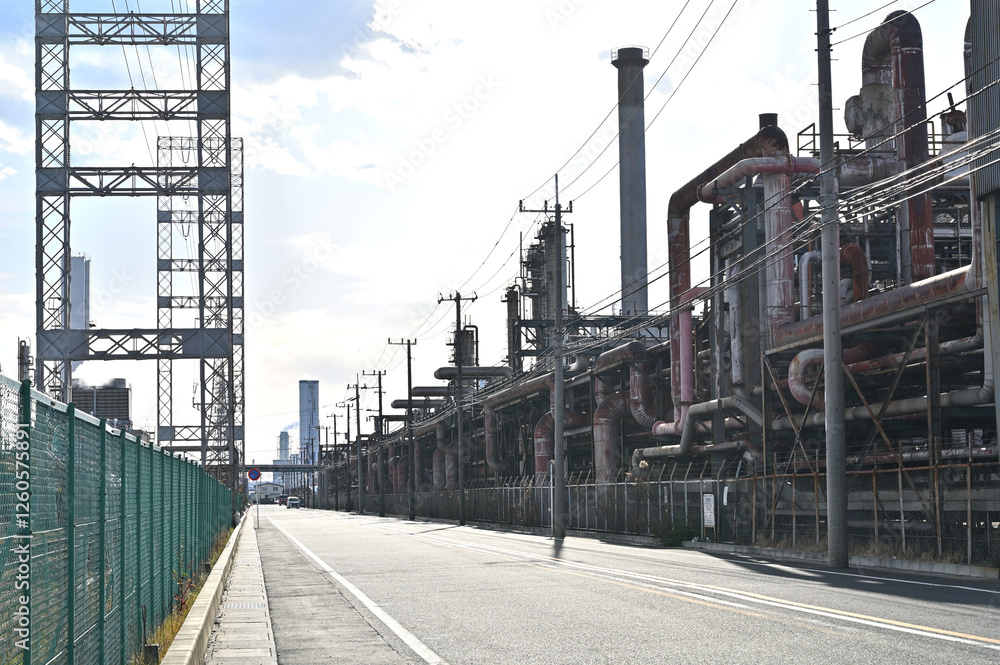 Fototapeta premium 京浜工業地帯の工場が並ぶ産業道路