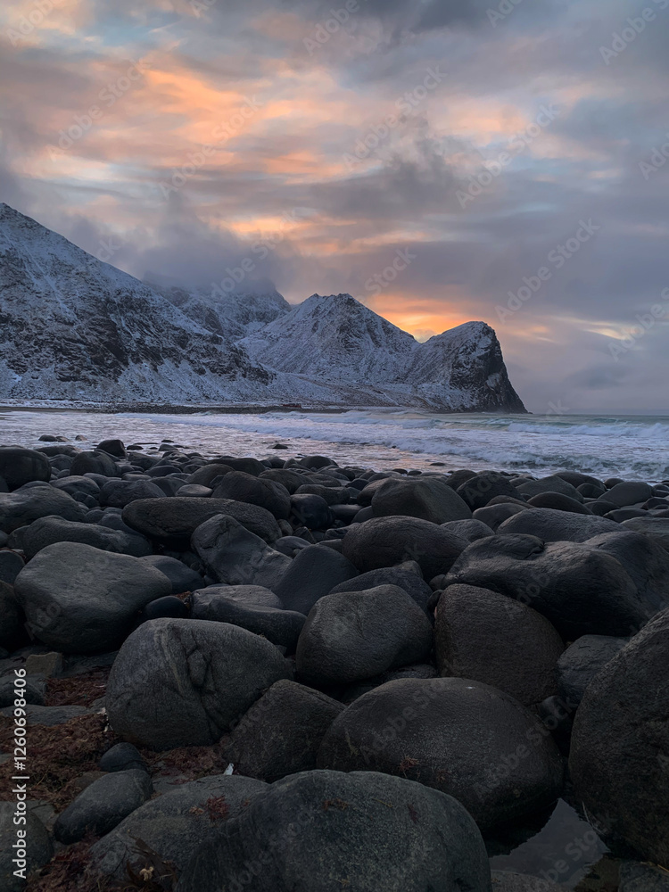 Obraz premium Sonnenuntergang in einer Bucht im Winter auf den Lofoten 