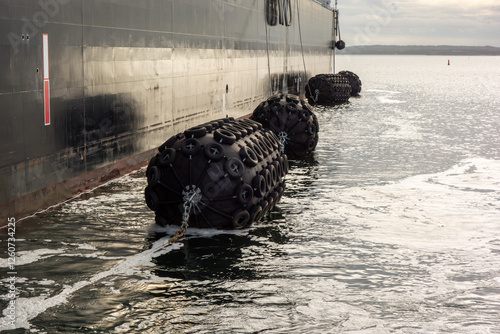 Schilderij op canvas Large buoy fender, between ship and dock structure