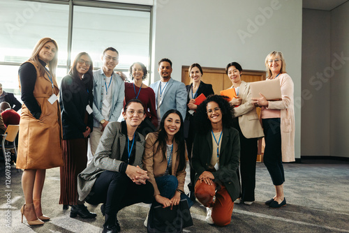 Fotografi Diverse team photo featuring corporate professionals gathered in a modern office