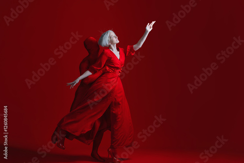 Fotografía Self-support, a psychologically stable personality helps itself to make a new leap, a concept