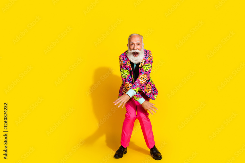 Obraz premium Full size photo of handsome pensioner mister dancing have fun knees wear colorful pink classy garment isolated on yellow color background