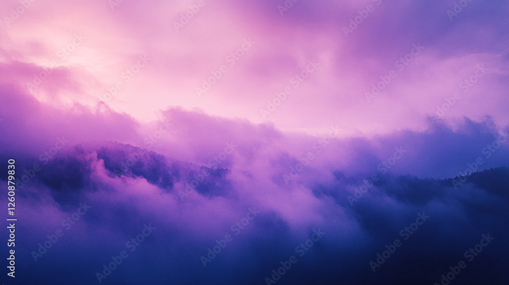 Obraz premium Serene twilight sky over misty mountains creates a calming atmosphere at dusk