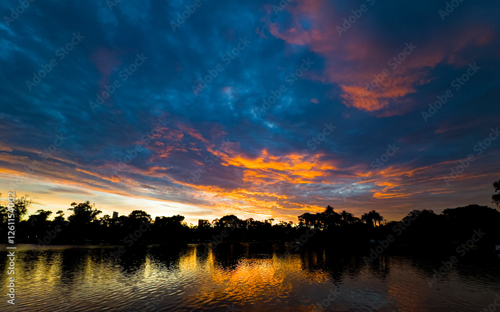 Obraz premium sunset over the lake
