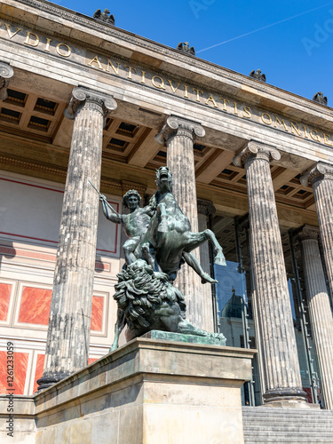 Obraz na płótnie Altes Museum - Amazon on Horseback w salonie
