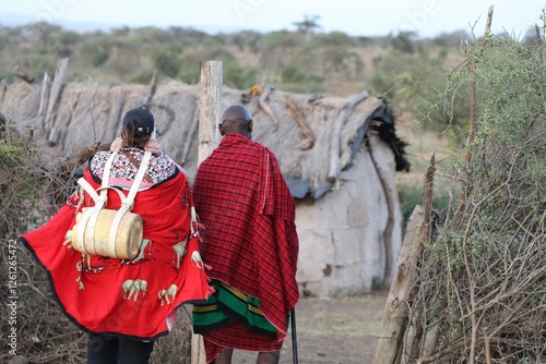 Une touriste participe à la vie locale des Masai - Kenya