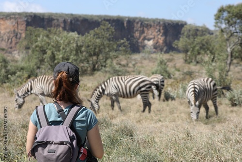 safari à pied - fille devant les zèbres