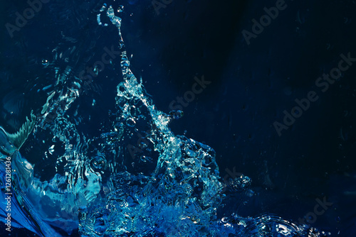 ダークブルー背景の水しぶき