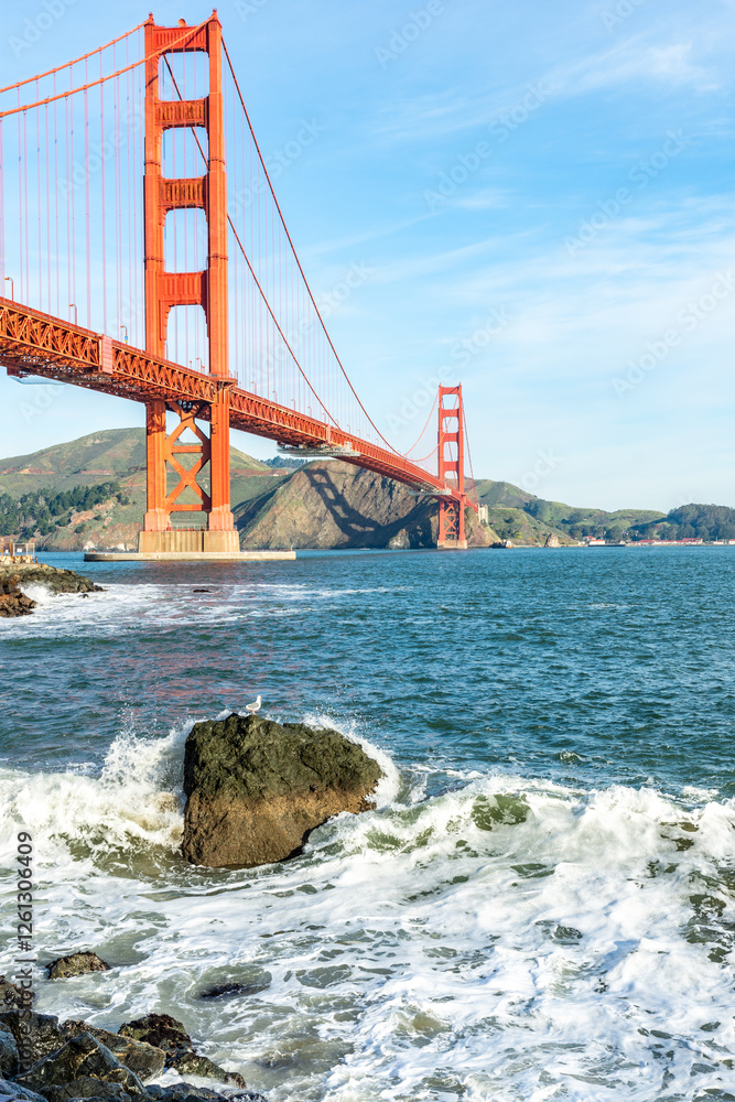 Naklejka premium Surf in front of Golden Gate Bridge worldwide known symbol of California