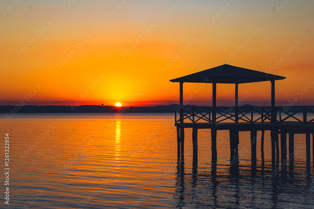 Muelle puesta de sol san bernardino, borde de lago Muelle puesta de sol san bernardino, borde de lago