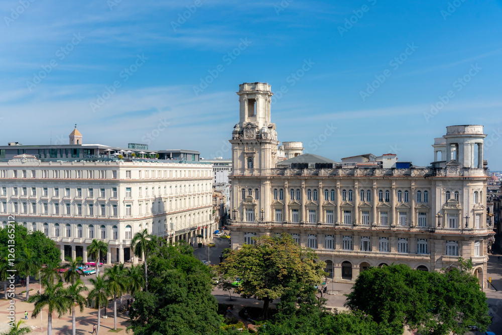 Fototapeta premium Panoramic view of Havana's Central Park from the Gran Teatro de La Habana, highlighting its historic architecture and urban surroundings.