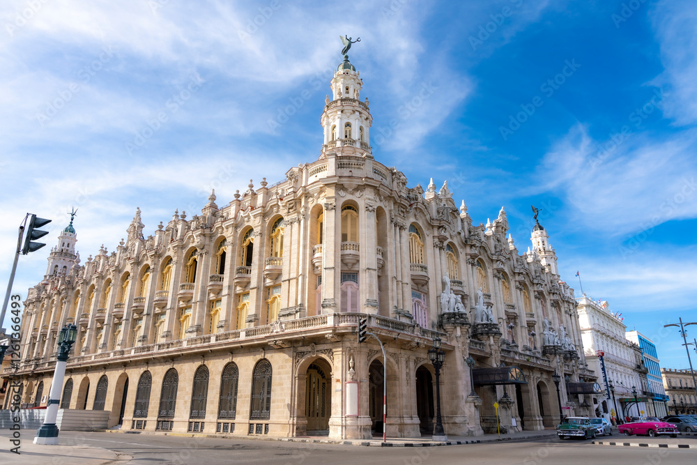 Obraz premium The Grand Theater of Havana, Cuba, showcases its stunning neoclassical and baroque architecture, with intricate details and historic charm. 