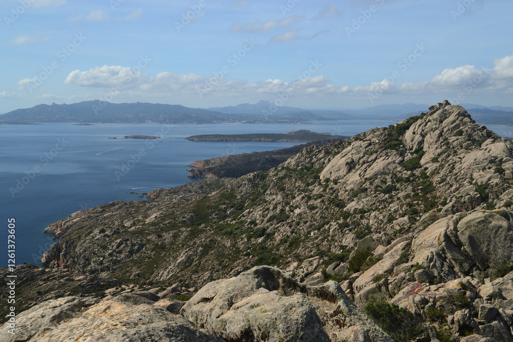 Il sentiero per Poggio Santo Stefano, la costa di Caprera e il Monte Tejalone sulla destra Il sentiero per Poggio Santo Stefano, la costa di Caprera e il Monte Tejalone sulla destra