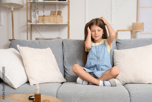 Little girl with pediculosi...