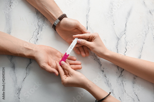Couple holding pregnancy te...