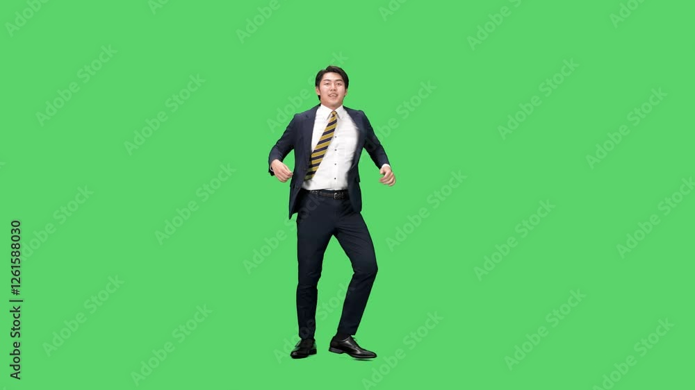 嬉しくてダンスする男性ビジネスパーソンの全身動画 クロマキー合成用グリーンバック映像 嬉しくてダンスする男性ビジネスパーソンの全身動画 クロマキー合成用グリーンバック映像
