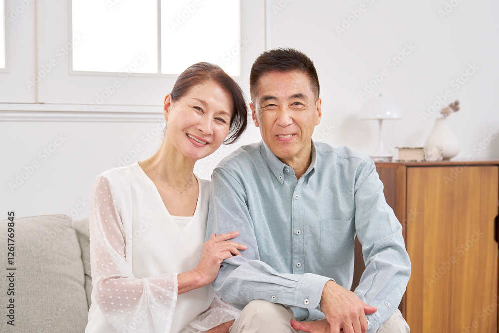 Obraz premium シニアの夫婦 ポートレート リビング カメラ目線