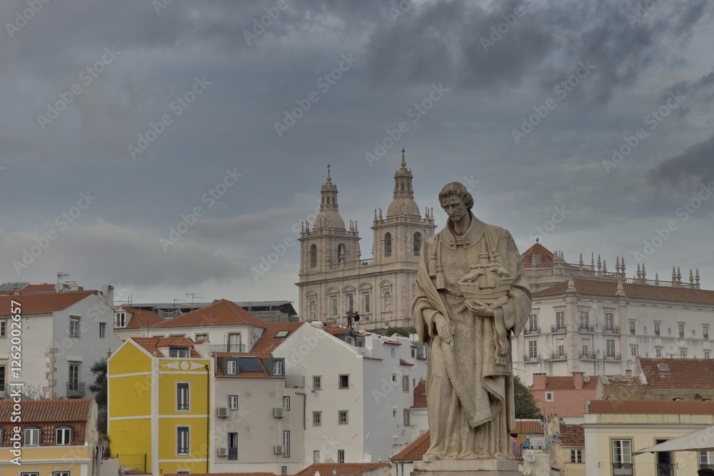 Obraz premium The statue of St. Vincent, at the viewpoint of Santa Luzia over the tajo river in Lisbon.