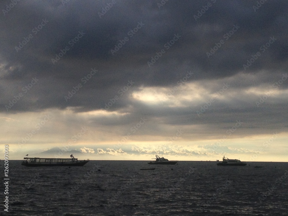Obraz premium Dramatic Cloudy Sky Over the Ocean with Ships