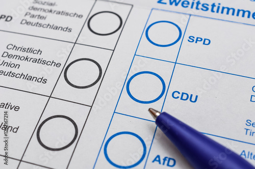 Wahlschein ankreuzen - Stimmzettel - Briefwahl photo