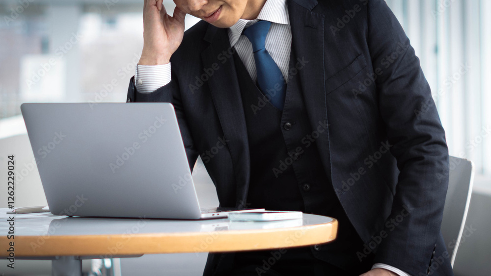 Obraz premium 頭を抱えて悩む男性ビジネスマン