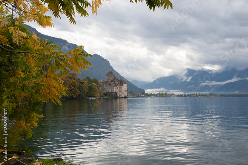château au bord d'un lac avec paysage d'automne