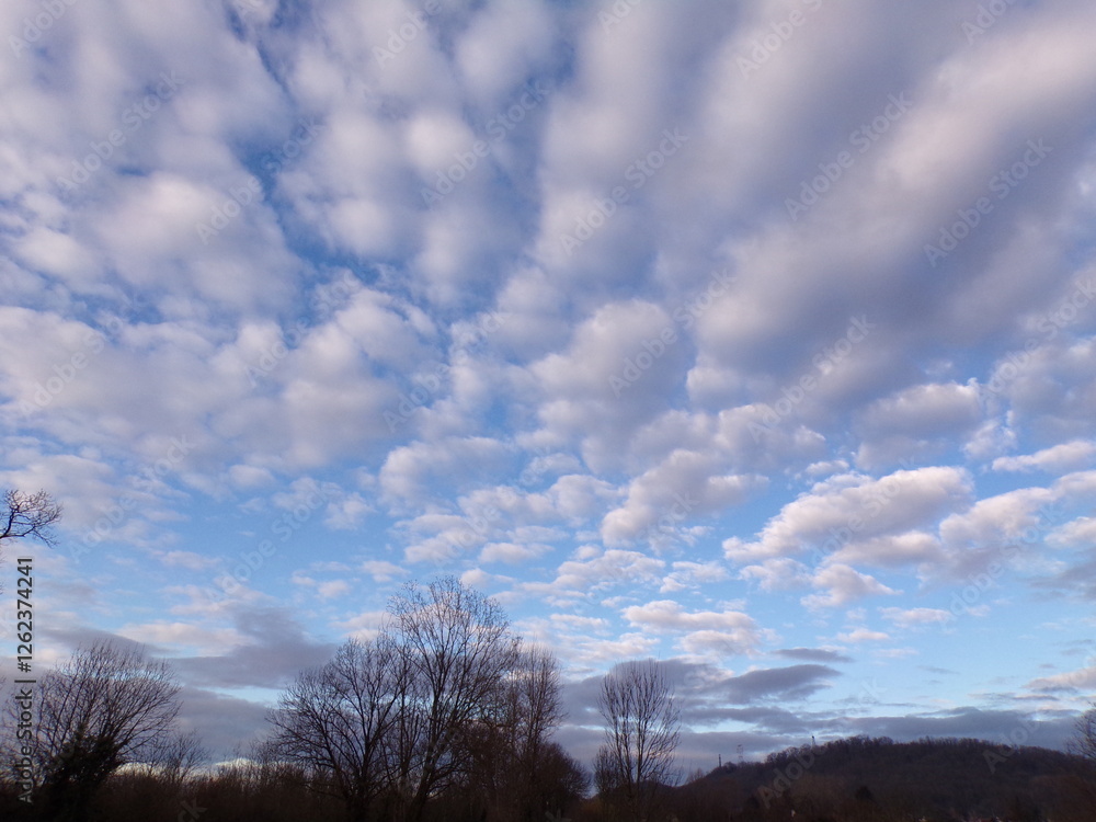 Ciel bleu avec Nuages épars Ciel bleu avec Nuages épars