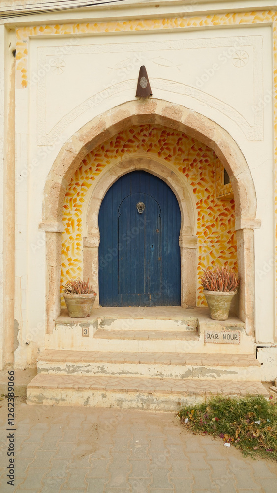 Il pittoresco villaggio di Hara Sghira Er Riadh al centro dell'isola di Djerba, sede del progetto artistico Djerbahood che lo ha trasformato in una galleria d'arte a cielo aperto grazie alle centinaia Il pittoresco villaggio di Hara Sghira Er Riadh al centro dell'isola di Djerba, sede del progetto artistico Djerbahood che lo ha trasformato in una galleria d'arte a cielo aperto grazie alle centinaia