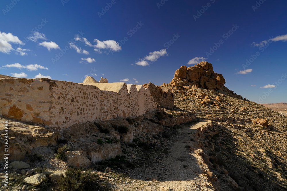 Fototapeta premium Ksar Ouled Mehdi, tipico villaggio fortificato Berbero composto da granai e abitazioni costruiti all'interno di un muro di cinta difensivo. Come quasi tutti i villaggi Berberi anche questo è oggi in s