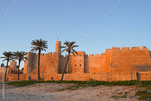 Il Ribat Harthema di Monastir  è circondato da possenti mura difensive e sovrastato da una torre di guardia posta al centro della struttura fu set di alcune scene del Gesù di Nazareth di  Zeffirelli