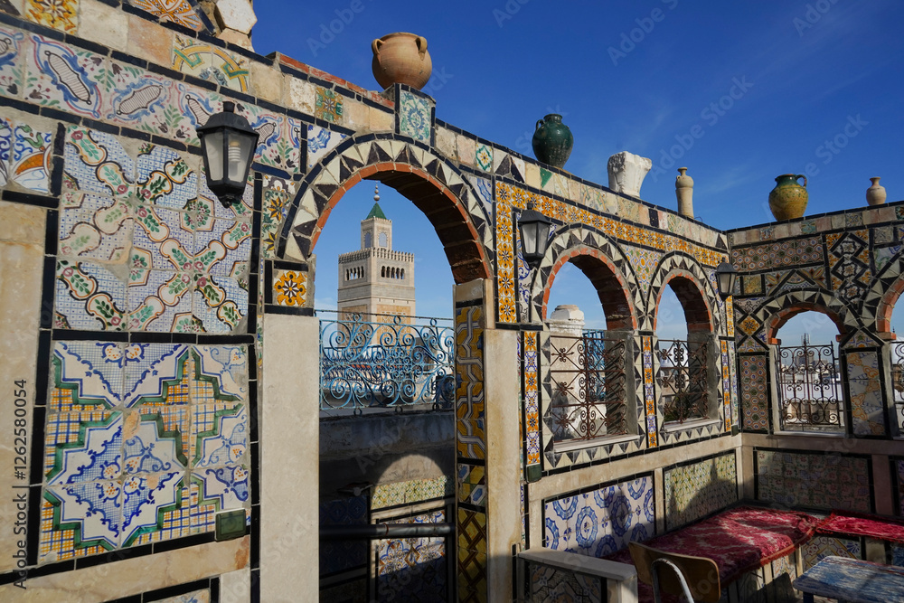 Naklejka premium La medina di Tunisi, Patrimonio dell'umanità,UNESCO, intrico di vicoli animati da negozi di spezie e artigianato, nasconde alcuni edifici di grande pregio storico ed architettonico,Tunisi city,, Tunis