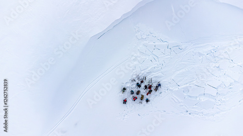 Foto Skitourengänger auf einem Lawinenkegel suchen nach Verschütteten während einer Ü