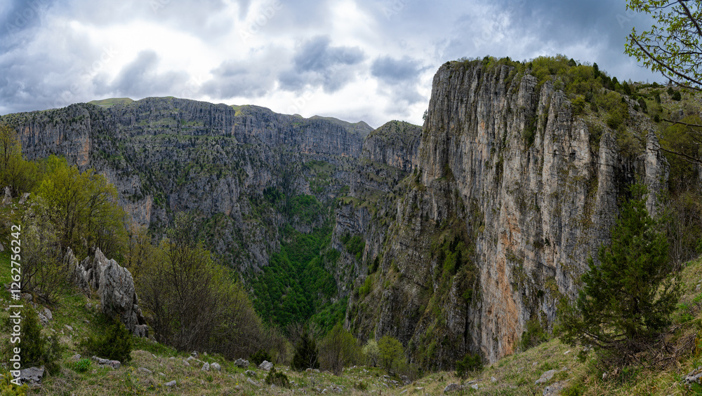 Φωτογραφία View of the Megas Lakkos Gorge in Zagori, Epirus, Greece