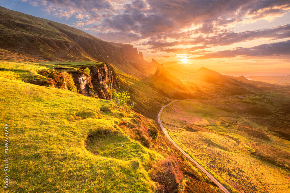 Φωτογραφία Beautiful sunrise sky over The Quiraing with rural road meandering through Scottish landscape