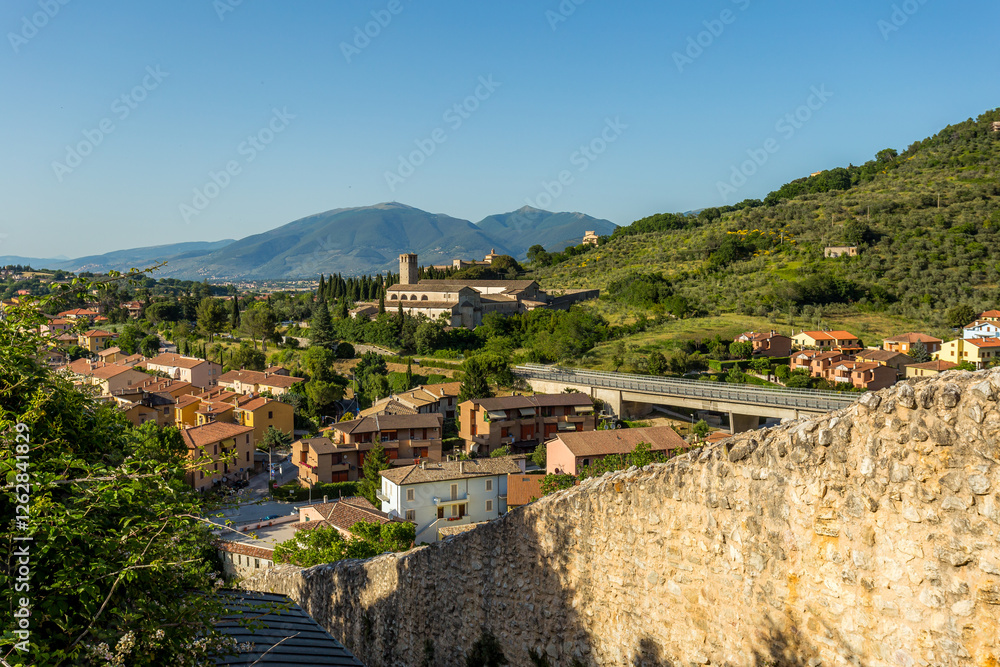 Obraz premium Spoleto, Ponte delle Torri roman bridge and Rocca Albornoziana medieval fortress. Umbria region, Italy, Europe.
