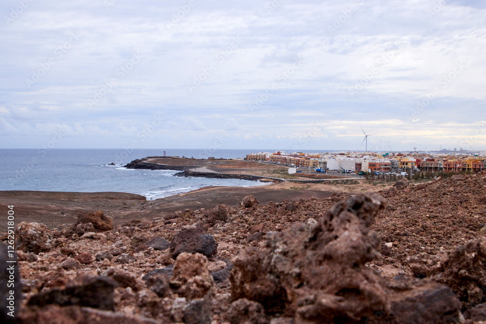 Küstenlandschaft von Gran Canaria unter bewölktem Himmel. Karge, felsige Landschaft an der Küste mit Blick auf das Meer unter einem bewölkten Himmel. raue Natur, weites Panorama besondere Atmosphäre. Küstenlandschaft von Gran Canaria unter bewölktem Himmel. Karge, felsige Landschaft an der Küste mit Blick auf das Meer unter einem bewölkten Himmel. raue Natur, weites Panorama besondere Atmosphäre.