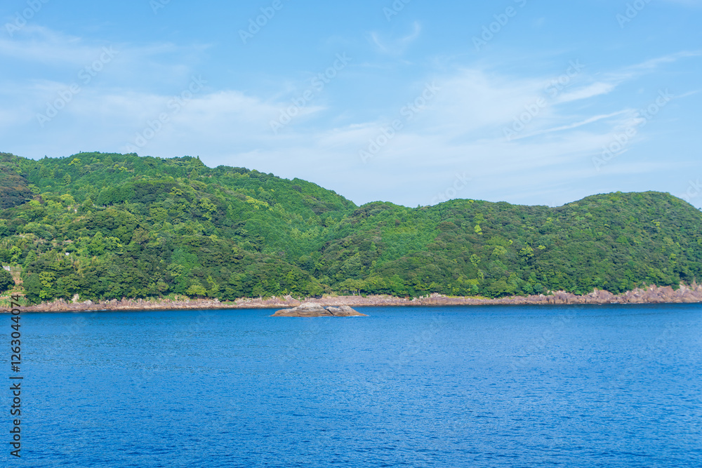 青い海と緑の山々が広がる夏の風景 青い海と緑の山々が広がる夏の風景