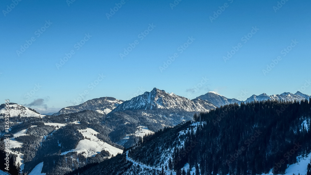 Bergkette im Winter in den Alpen Bergkette im Winter in den Alpen