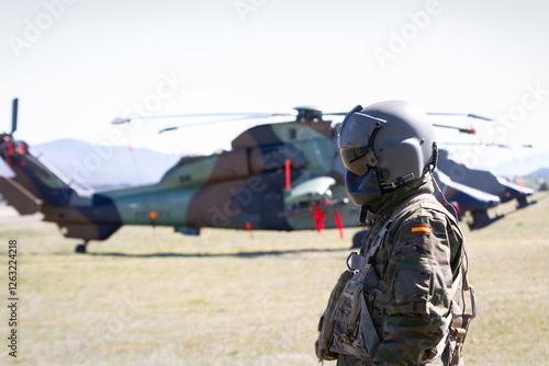 Tripulante de helicóptero de combate frente a un Tigre del ejercito español. photo