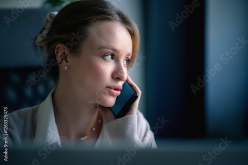 Obraz na płótnie Businesswoman using smartphone for business negotiation w salonie