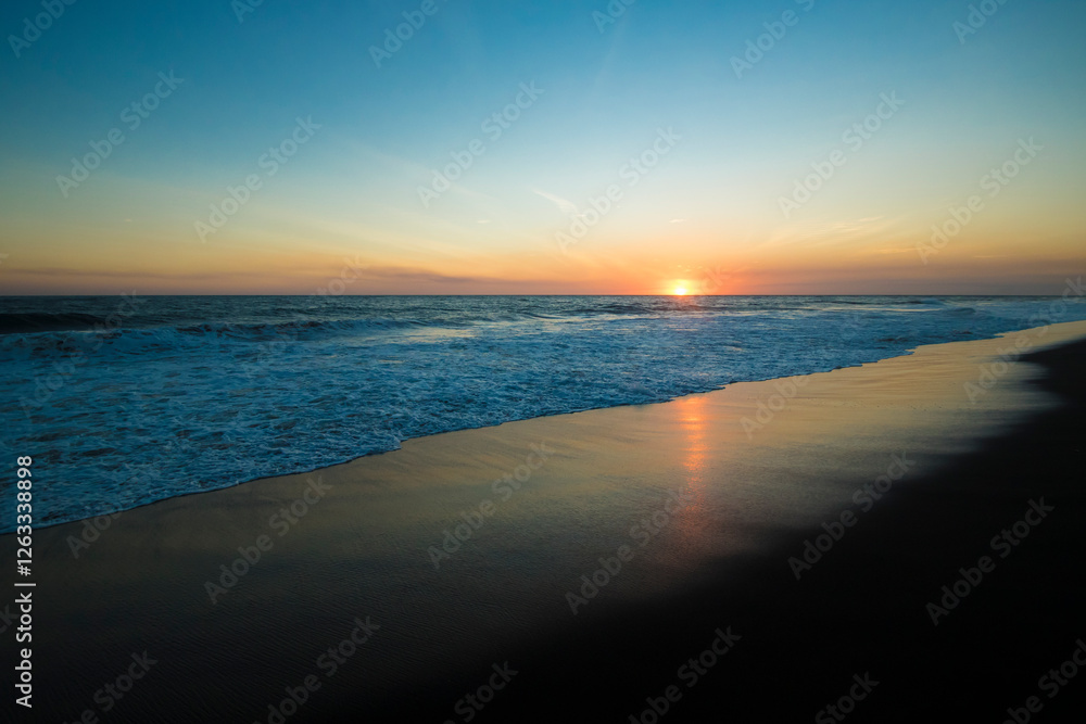 Fototapeta premium sunset over the sea